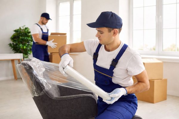 Professionelles Einpacken von empfindlichem Inventar und Hausrat.