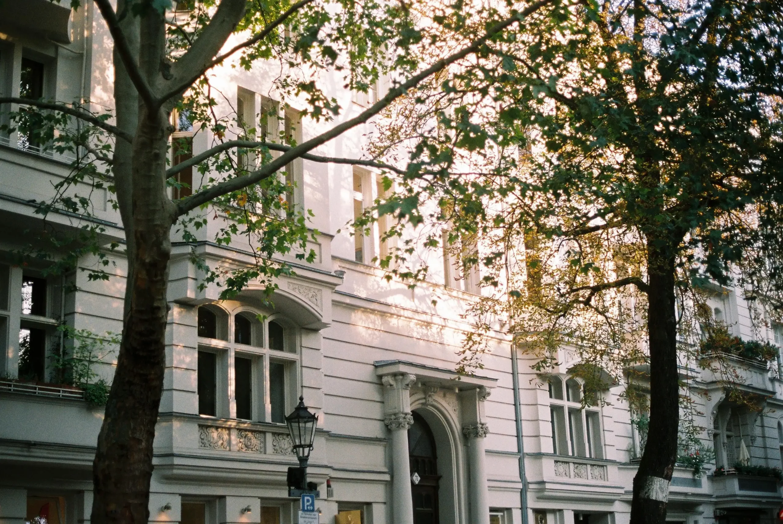 Gepflegter Berliner Altbau mit charakteristischen Rundbögen, Vorgarten und Baumbestand in einer ruhigen Seitenstraße im Bayerischen Viertel, Berlin-Schöneberg