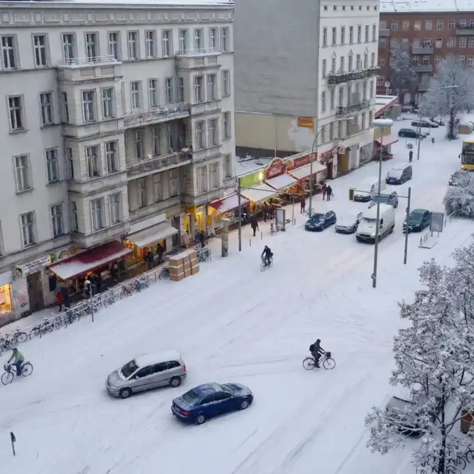 Typisches Einsatzgebiet für Umzugshelfer in Neukölln: Ein verschneiter Hinterhof als logistische Herausforderung für einen reibungslosen Umzug im Winter.