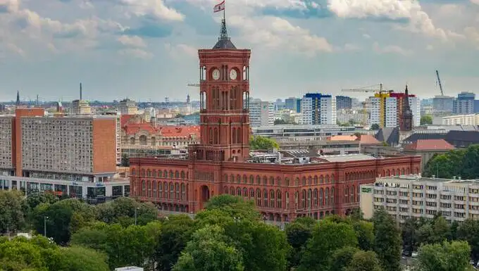 Umzug Berlin Mitte: Ein Umzugswagen von Berlinumzugpro vor dem Roten Rathaus im Bezirk Mitte.