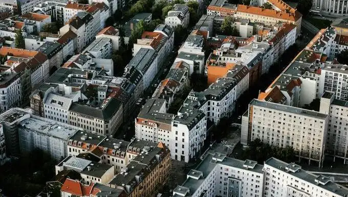 Vogelperspektive auf historische Altbauten im Prenzlauer Berg – Ihr Partner für den Umzug in Berlin-Pankow.