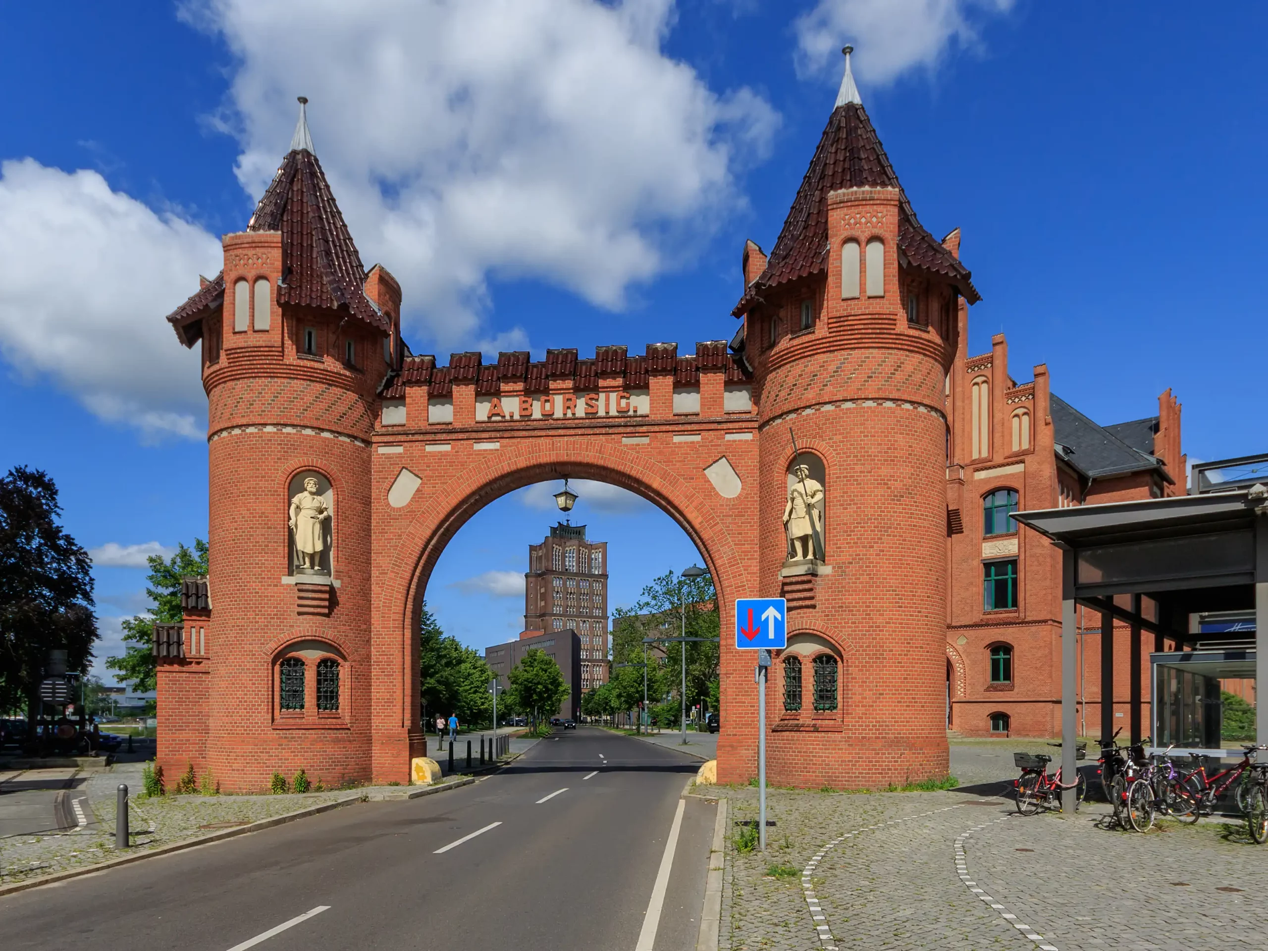 Das historische Borsigtor in Berlin-Tegel (Reinickendorf) als Symbol für lokale Umzüge im Norden Berlins durch Berlinumzugpro.