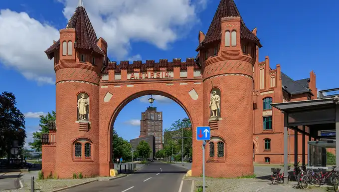 Das historische Borsigtor in Berlin-Tegel (Reinickendorf) als Symbol für lokale Umzüge im Norden Berlins durch Berlinumzugpro.