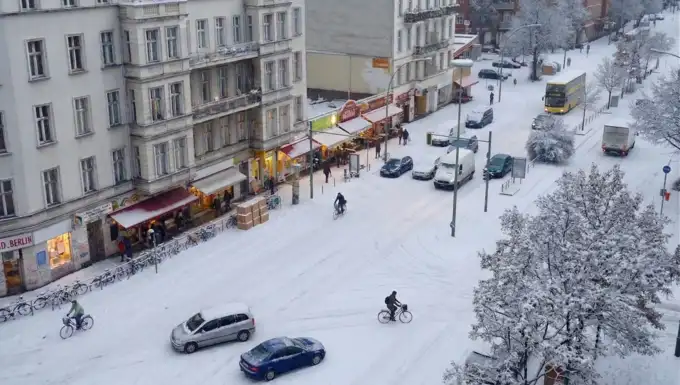 Typisches Einsatzgebiet für Umzugshelfer in Neukölln: Ein verschneiter Hinterhof als logistische Herausforderung für einen reibungslosen Umzug im Winter.