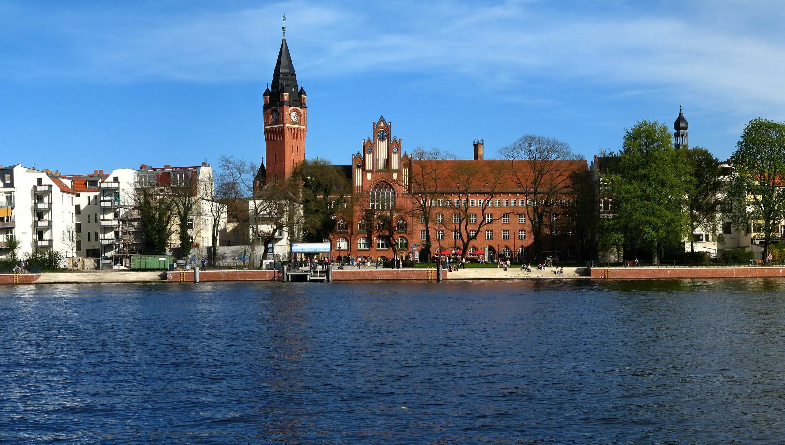 Panorama-Ansicht von Berlin-Köpenick vom Wasser aus für stressfreie Umzüge im Grünen.