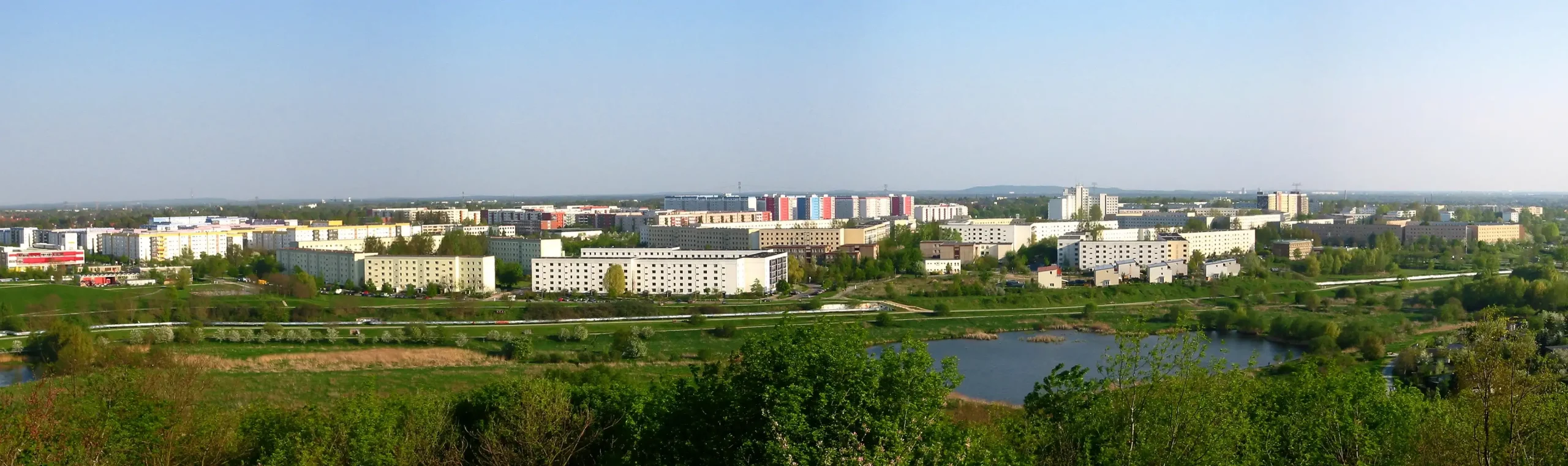 Blick auf die Wohnanlagen in Berlin-Hellersdorf und die angrenzenden Siedlungsgebiete in Kaulsdorf für die Umzugsplanung von Berlinumzugpro.