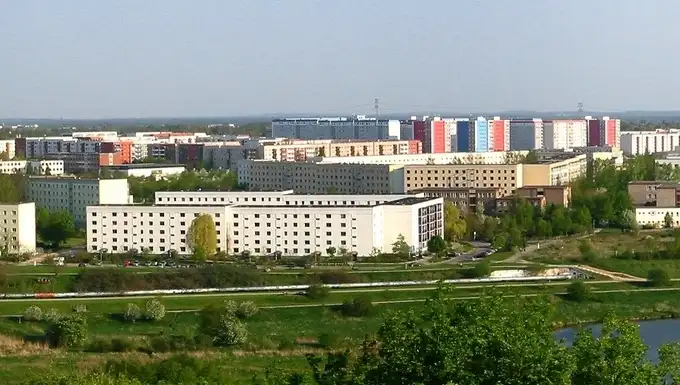 Blick auf die Wohnanlagen in Berlin-Hellersdorf und die angrenzenden Siedlungsgebiete in Kaulsdorf für die Umzugsplanung von Berlinumzugpro.