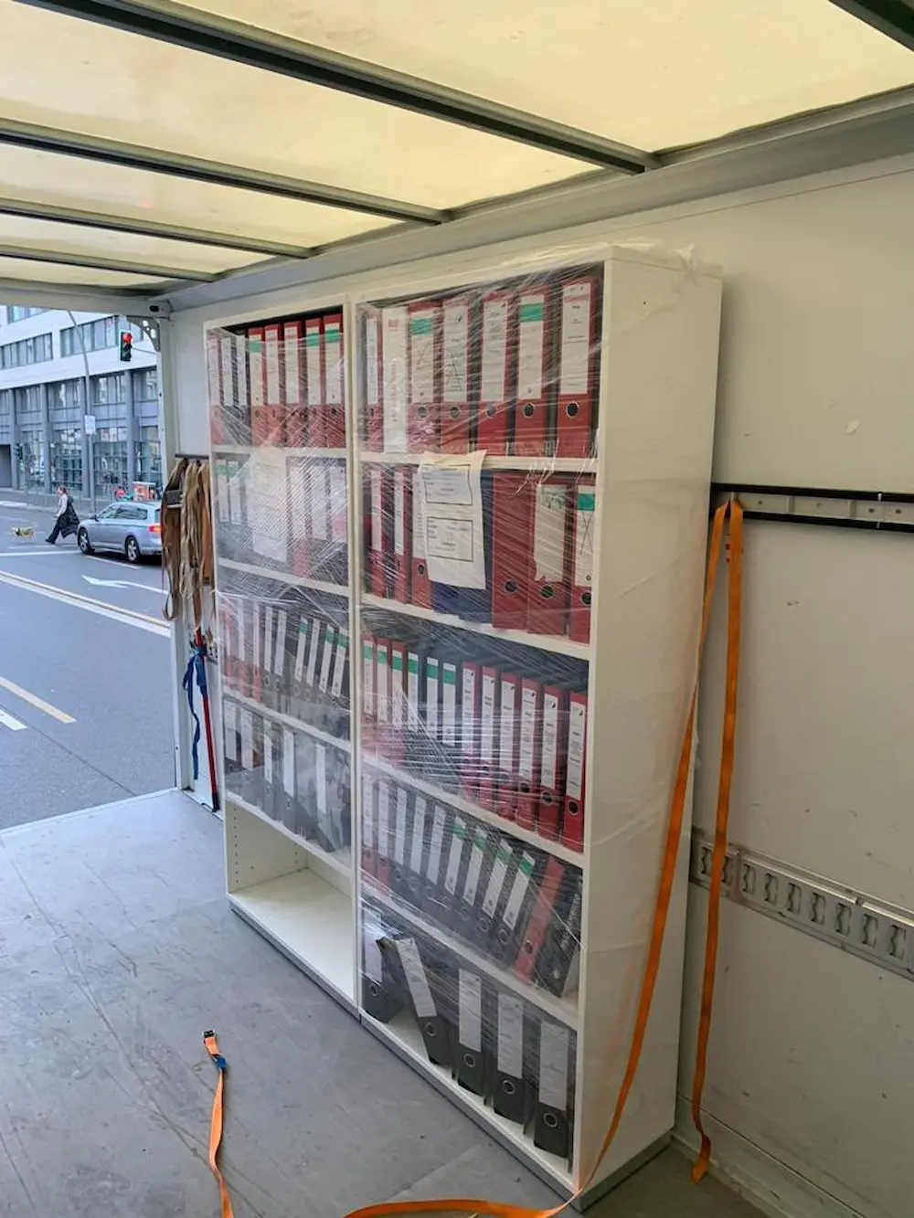 Gesichertes Aktenregal mit Ordnern im Umzugsfahrzeug in Berlin
