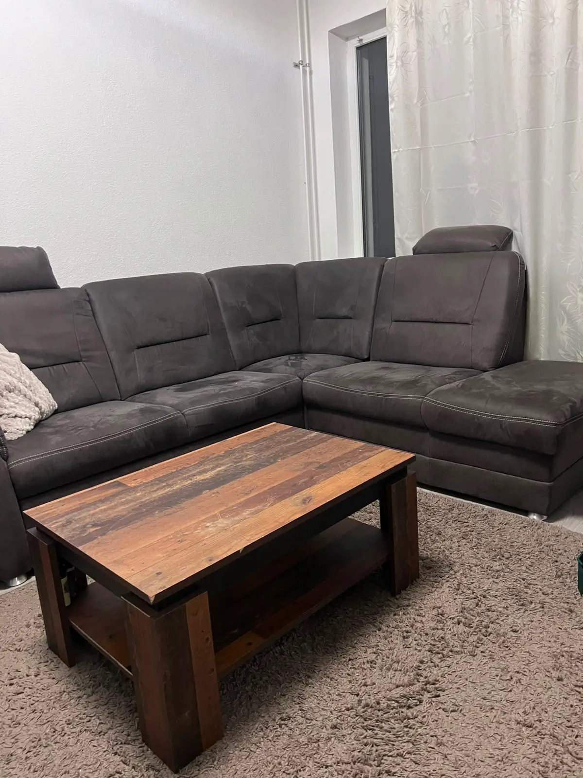 Fertig eingerichtetes Wohnzimmer mit Sofa und Couchtisch nach Möbelmontage in Berlin