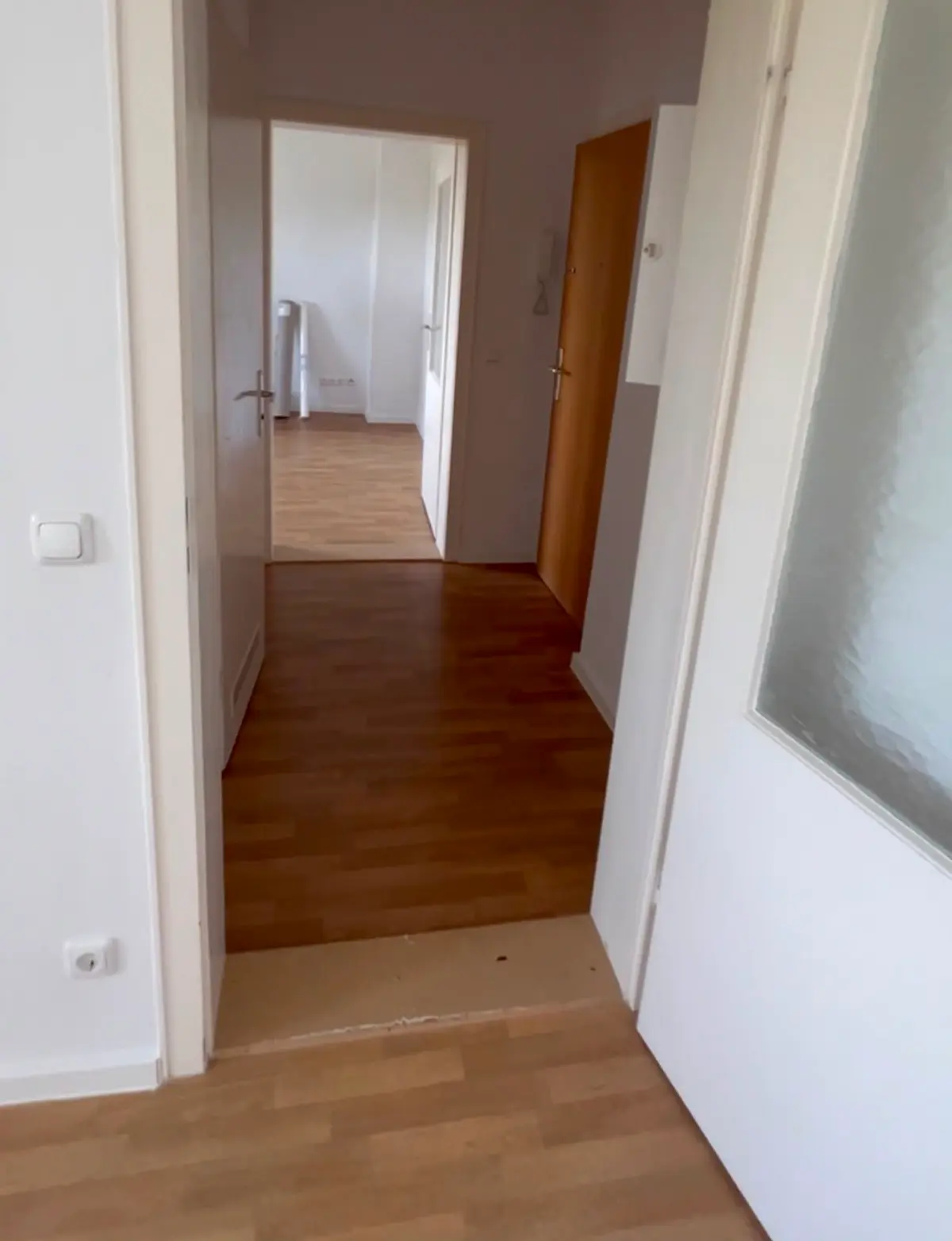 Leerer Flur einer Berliner Wohnung nach abgeschlossener Haushaltsauflösung