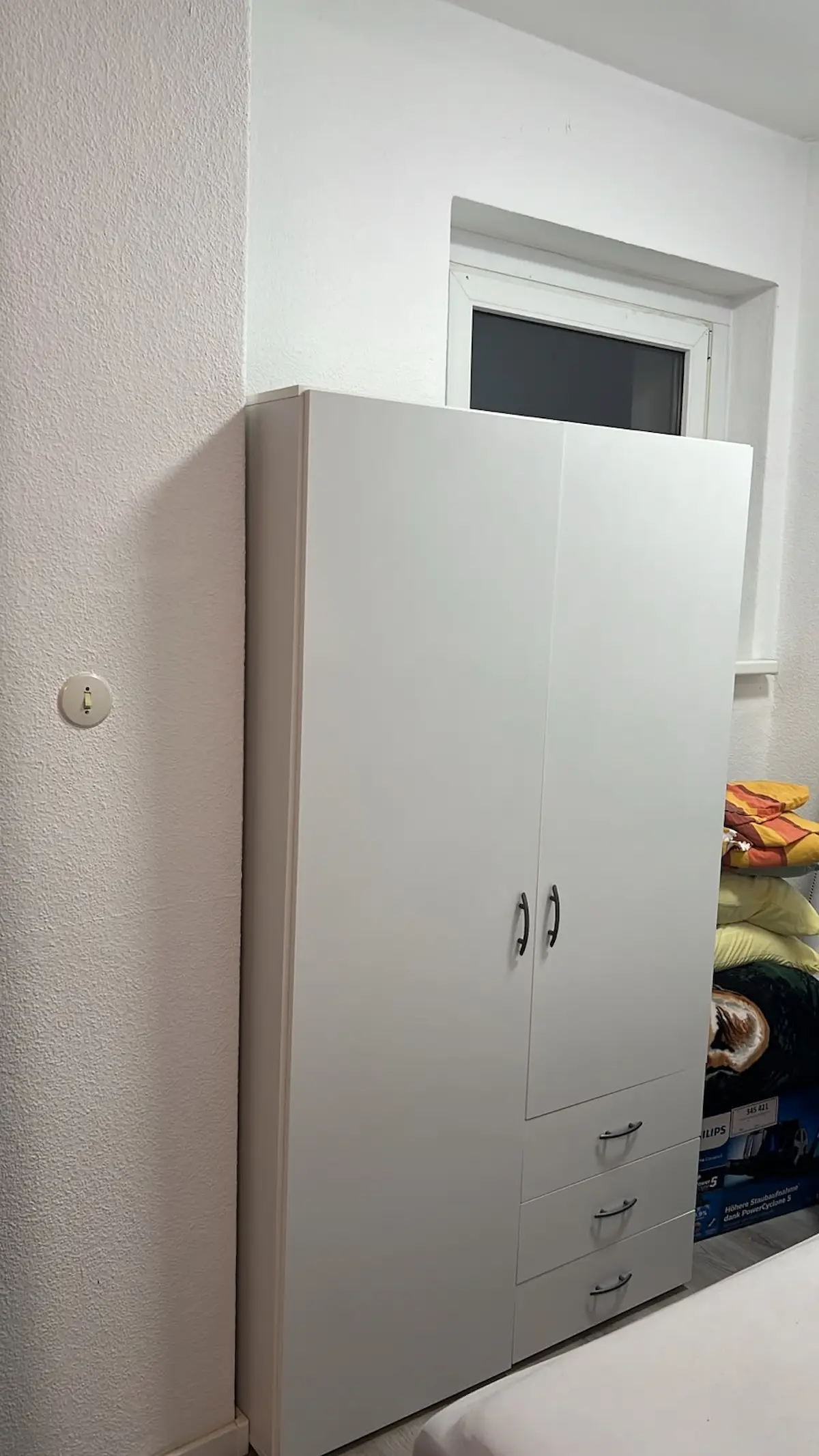 Fachgerecht aufgebauter weißer Kleiderschrank nach Möbelmontage in einer Berliner Wohnung