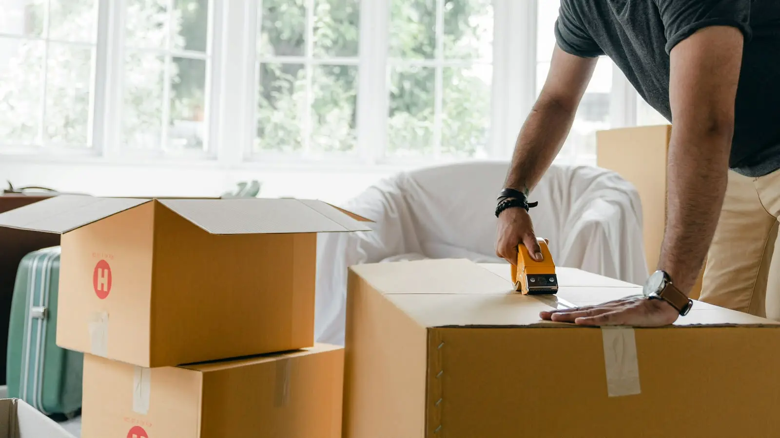 Umzugshelfer verpackt ein Möbelstück fachgerecht für den Transport in Berlin
