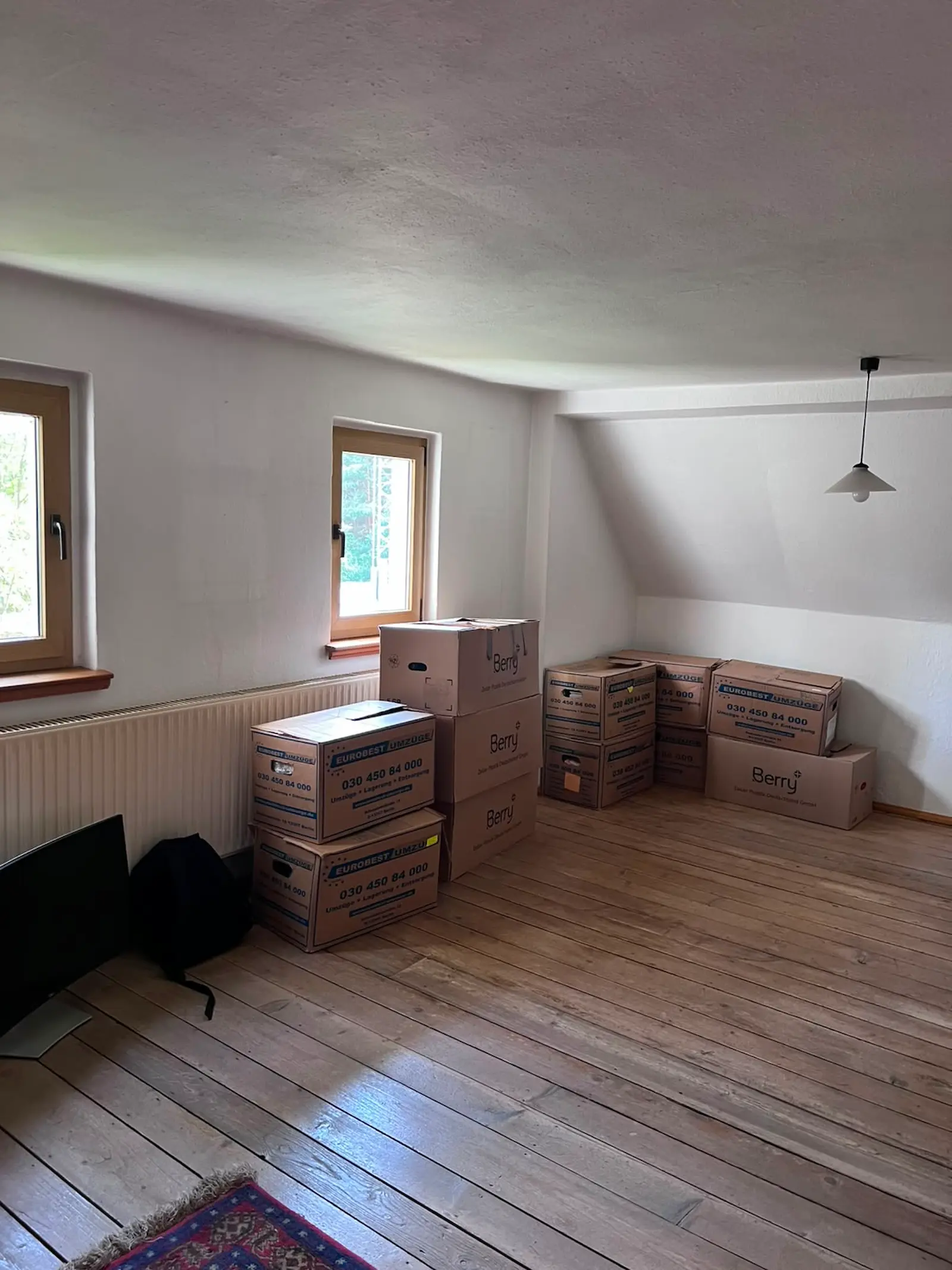 Beschriftete Umzugskartons gestapelt in einer Berliner Wohnung