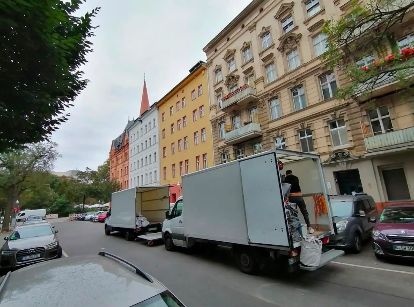 Umzugsteam von Berlinumzugpro belädt den Transporter für einen Umzug in Berlin