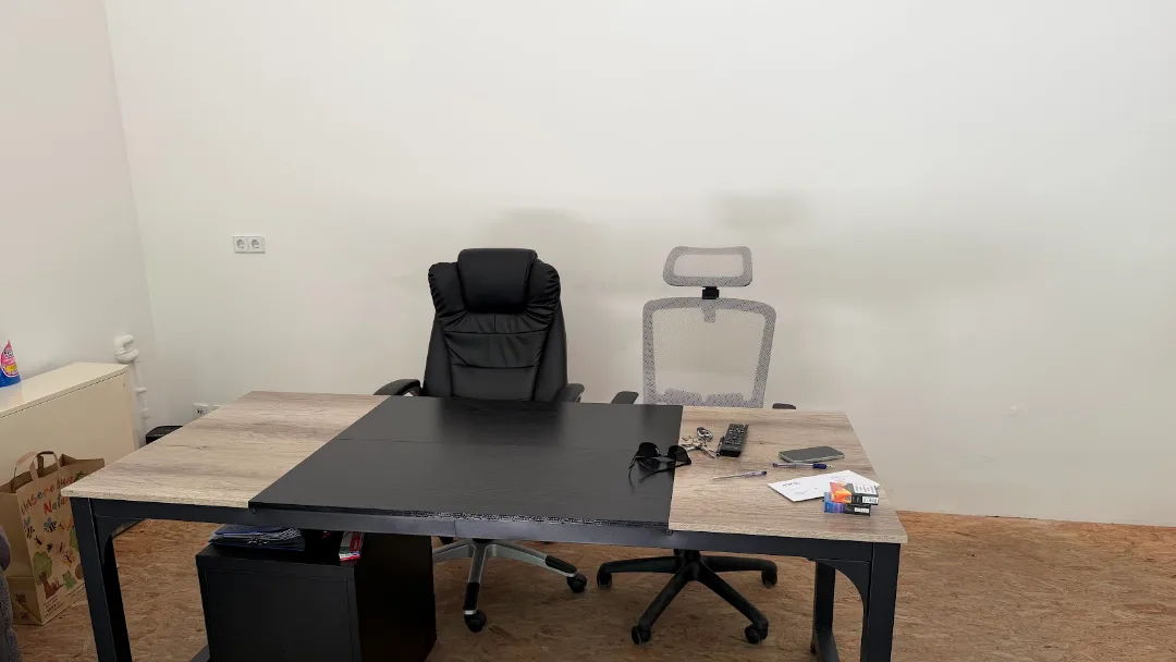 Montierter Schreibtisch mit Bürostühlen am neuen Standort — Kundenfoto aus einer Google-Bewertung