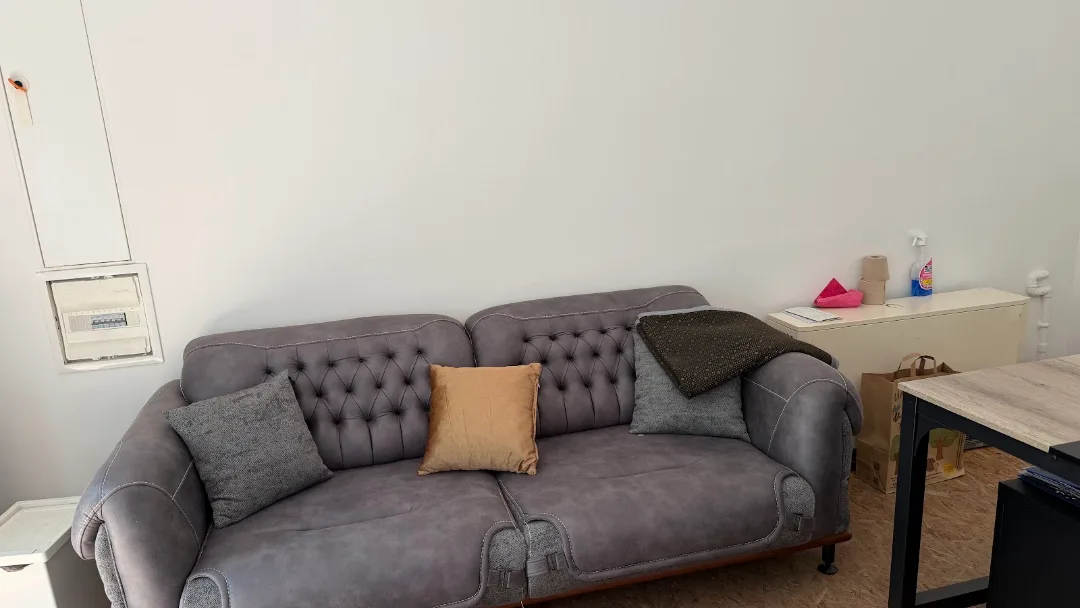 Aufgebautes Sofa am neuen Standort nach einem Firmenumzug in Berlin — Kundenfoto aus einer Google-Bewertung