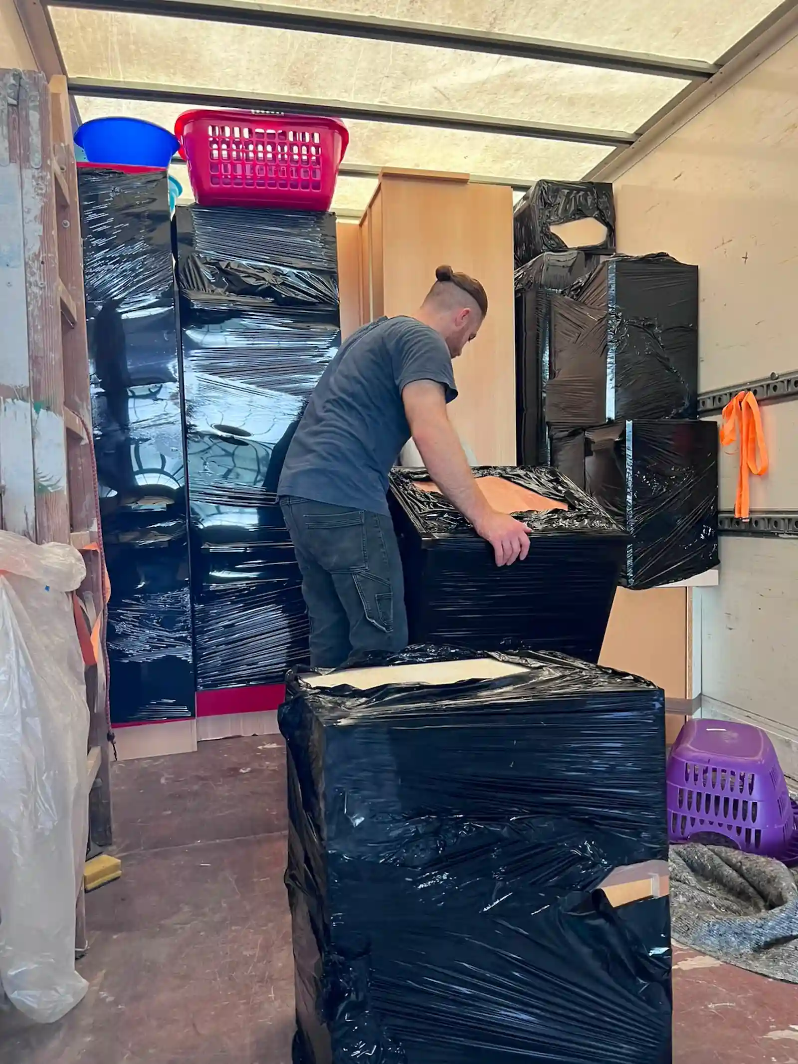 Umzugshelfer von BerlinUmzugPro tragen ein einzelnes Möbelstück zum Transporter in Berlin