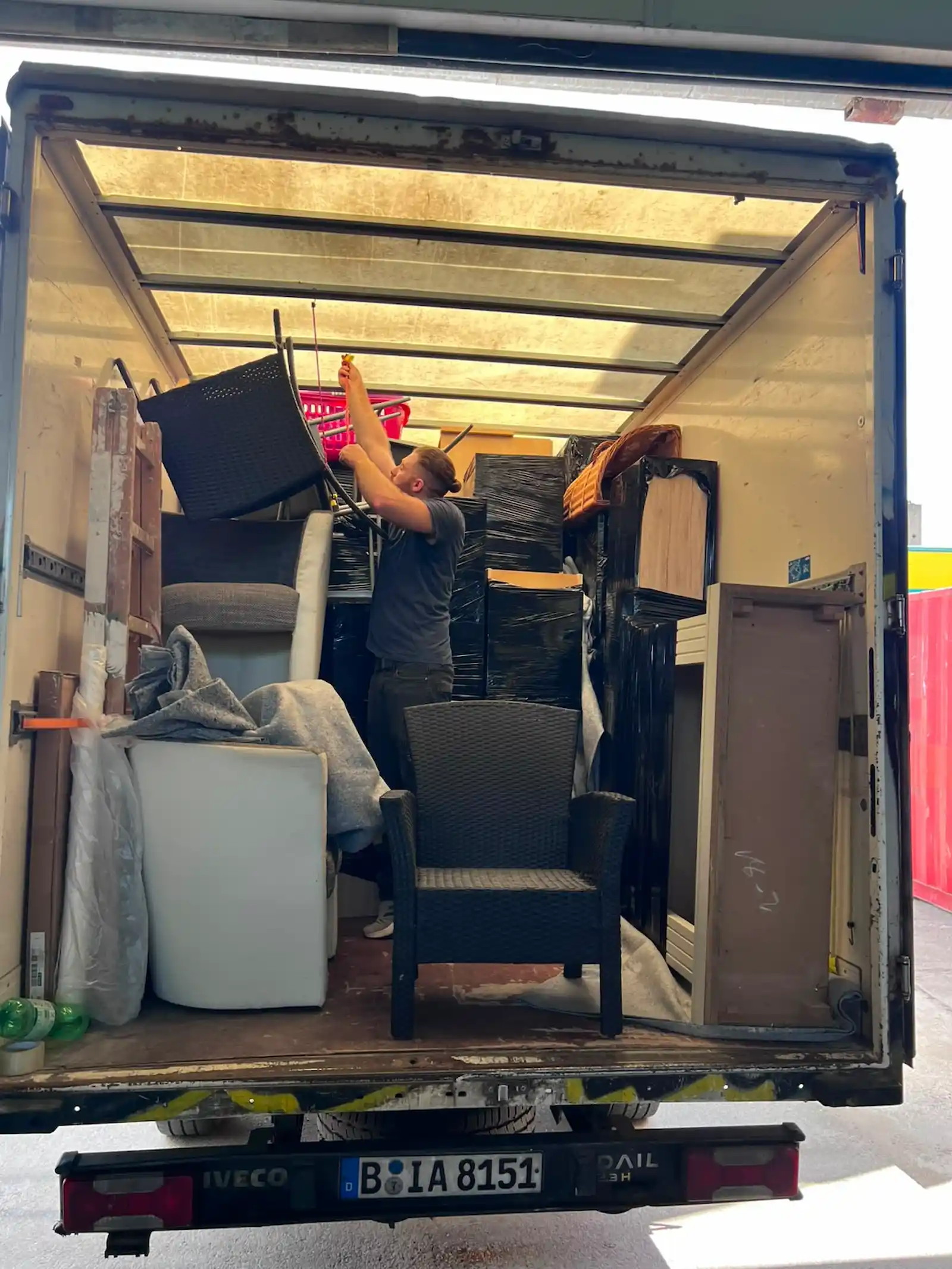 Umzugshelfer von BerlinUmzugPro tragen Möbel beim günstigen Umzug in Berlin — Paketpreis 220 Euro für drei Stunden