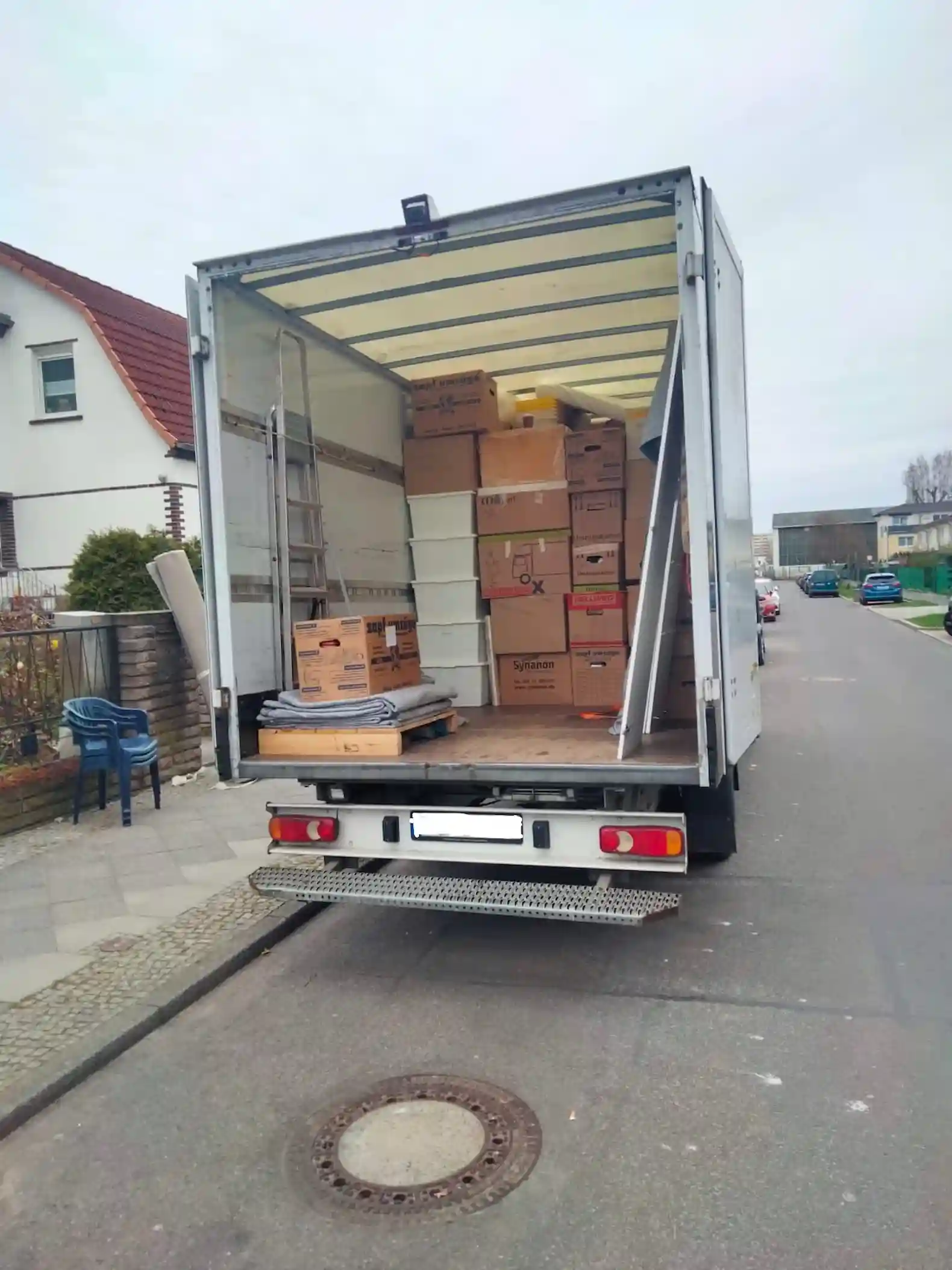Umzugs-LKW von BerlinUmzugPro vor einem Wohnhaus in Berlin während eines Privatumzugs