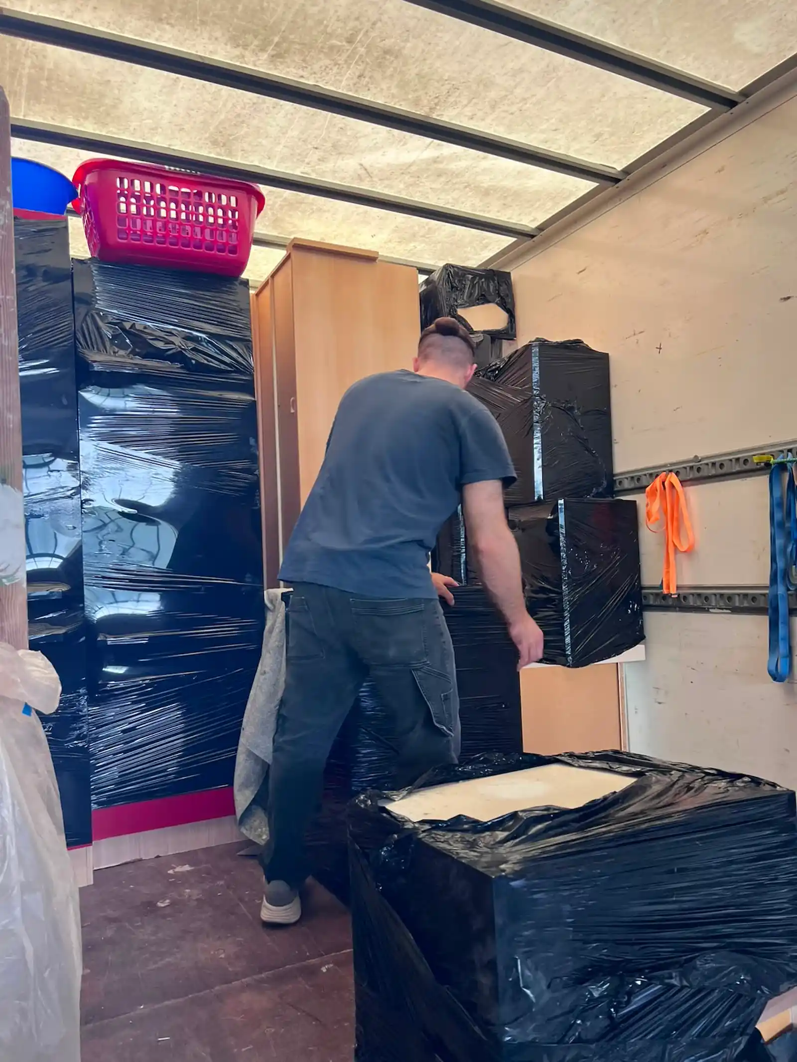 Umzugshelfer von BerlinUmzugPro beladen den Umzugs-LKW bei einem günstigen Umzug in Berlin für 150 Euro Grundpreis